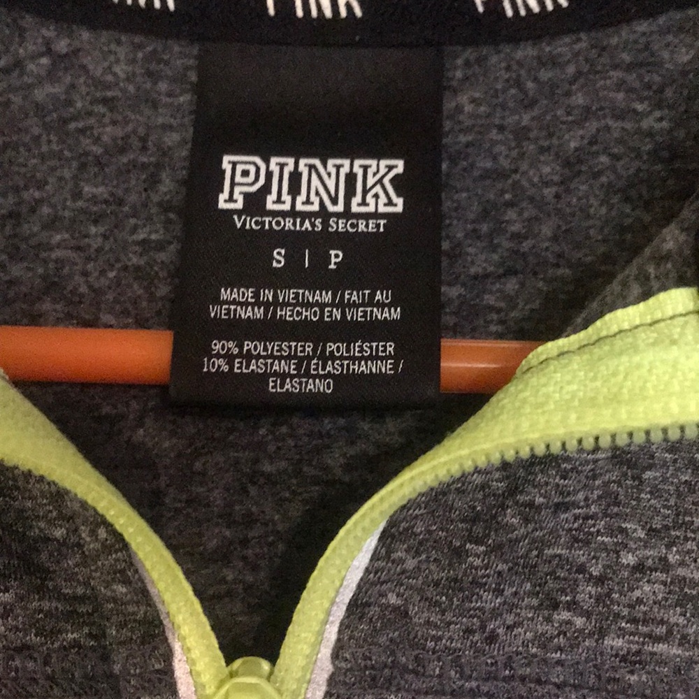 PINK vs pullover - Picture 4 of 4